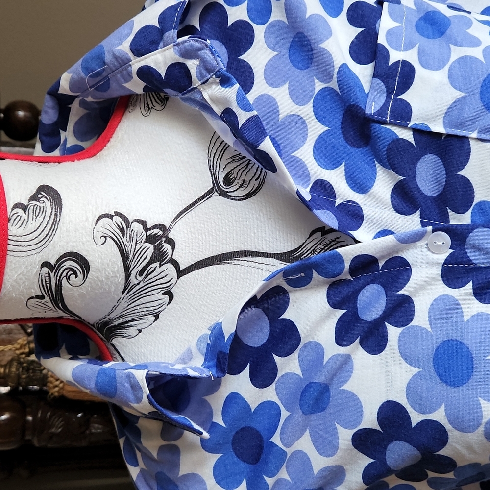 Passport, 0280, Blue and white floral top, Sz L - Picture 2 of 6